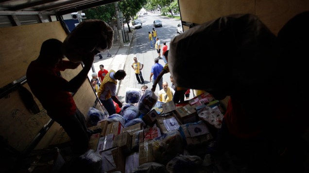 Voluntários carregam carreta de 25 toneladas com donativos para as vítimas das fortes chuvas no Rio de Janeiro - 16/01/2011