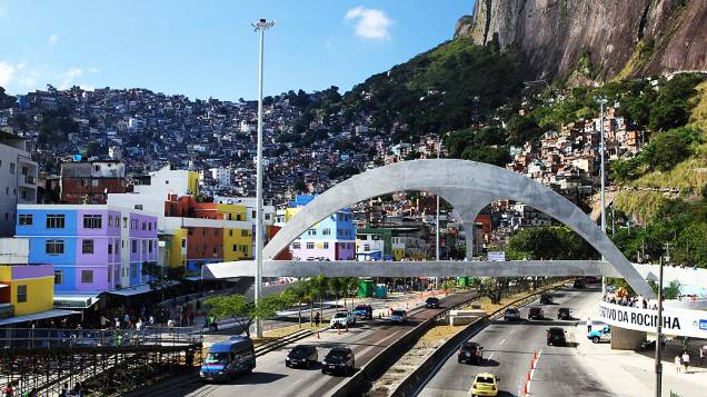 Passarela da Rocinha, projetada pelo arquiteto Oscar Niemeyer
