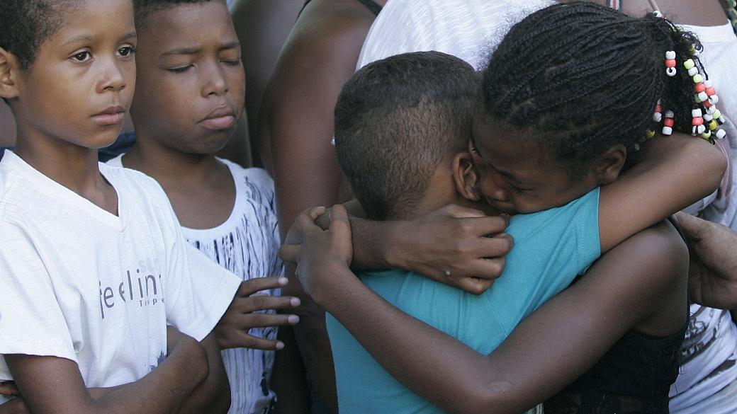 Rio: filhos de Claudia choram no enterro da mãe, arrastada por viatura da PM