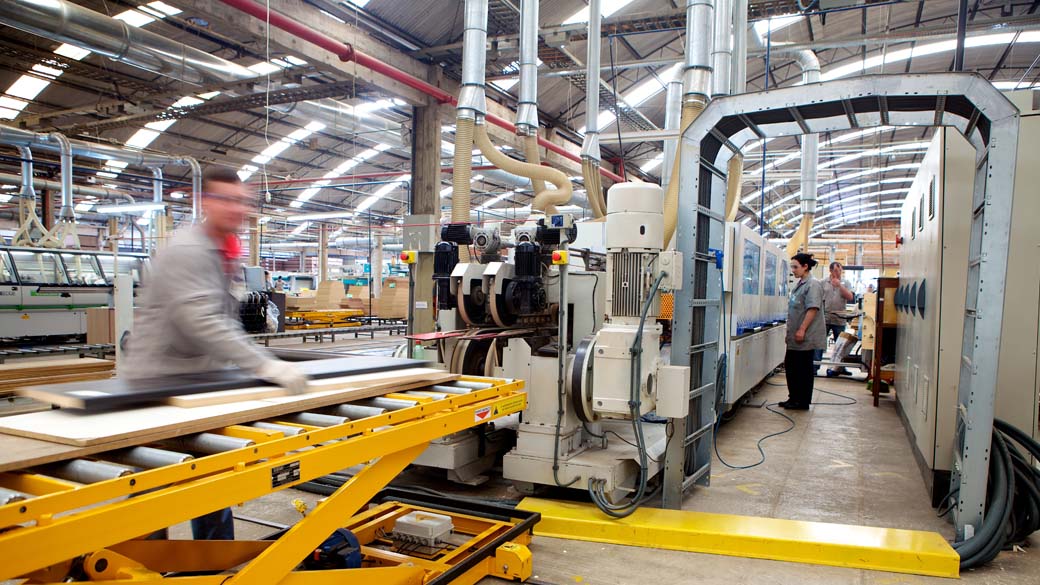 O valor da folha de pagamento real dos trabalhadores da indústria, ajustado sazonalmente, teve aumento de 2,6% na passagem de outubro para novembro