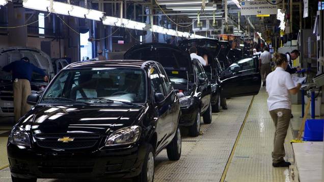 Linha de montagem na fábrica da General Motors em Gravataí, no Rio Grande do Sul