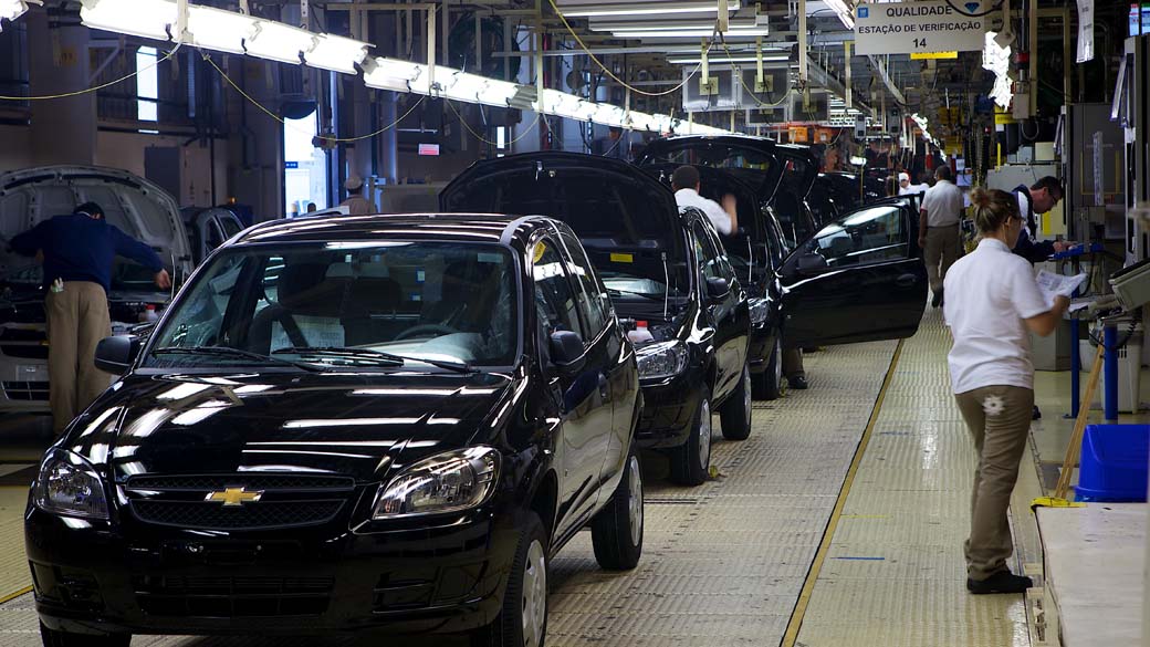 Linha de montagem na fábrica da General Motors no Brasil