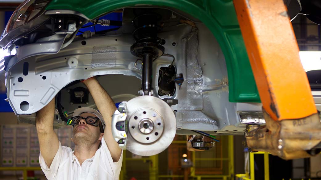 Metalúrgico trabalha na fábrica da General Motors