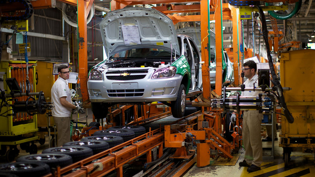 Linha de montagem na fábrica da General Motors
