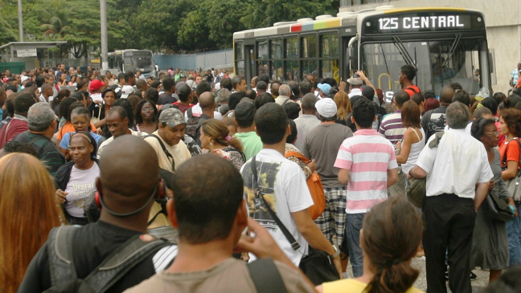 Pontos de ônibus lotados, poucos ônibus circulando: Rio enfrenta greve de rodoviários no dia de seu aniversário de 448 anos