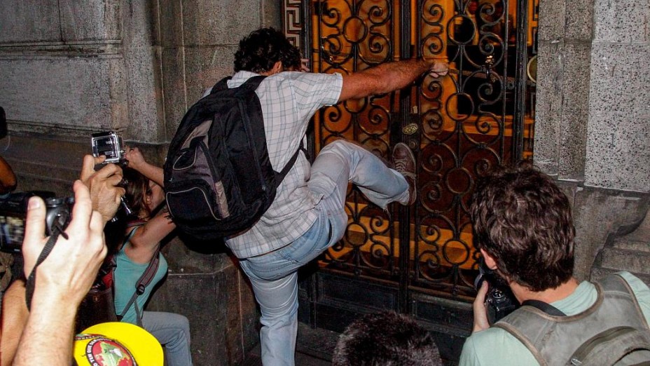 Rio: Grupo que protestava contra o governador Sérgio Cabral invadiu prédio da Assembleia Legislativa