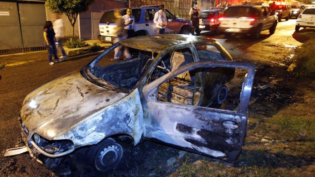 Na quarta-feira, dia 24 de novembro, carro queimado na madrugada desta quarta-feira em Duque de Caxias, no Rio de Janeiro