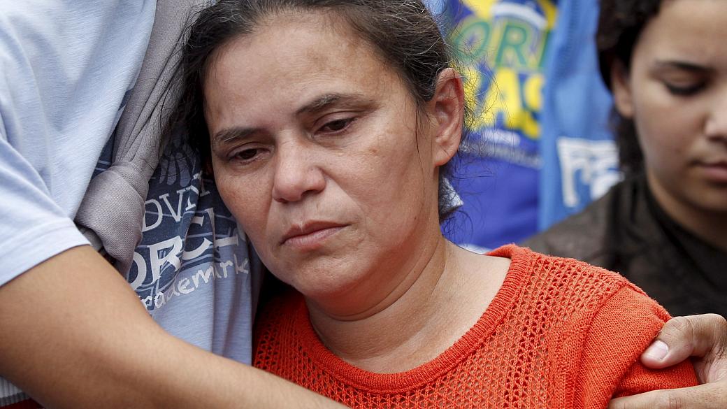 Rio: mãe de Rebeca precisou ser amparada do enterro da filha, violentada e morta na Rocinha