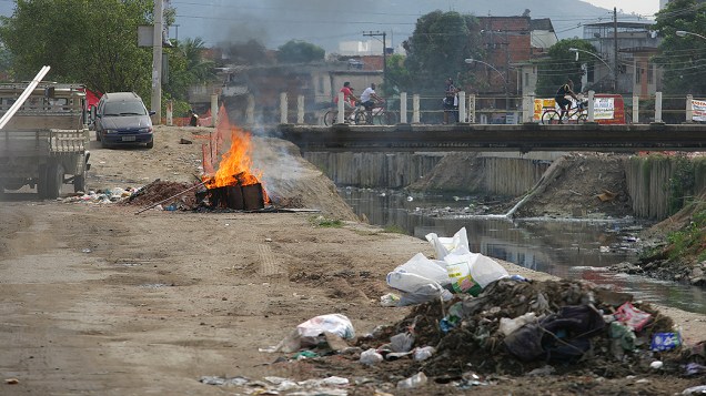 Lixo e abandono na Cidade de Deus: o lado carente e mal cuidado do Rio