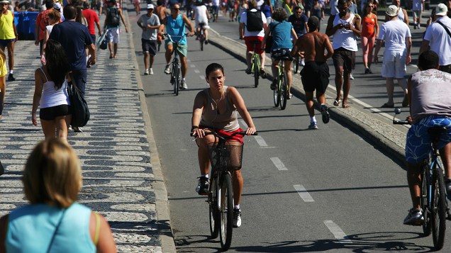 Ciclistas em Ipanema: uso da bicicleta cresce no Rio