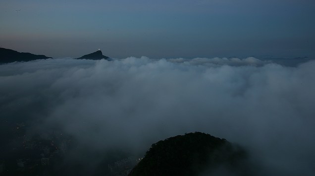 Cidade do Rio de Janeiro encoberta pela neblina