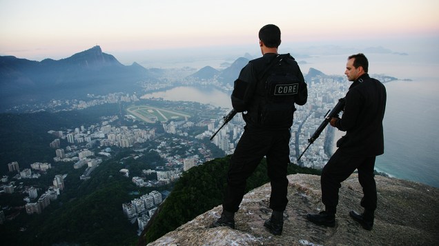 Forças de segurança (civil,federal,marinha ,bope) fazendo treinamento para Rio+20 no alto do pico do morro Dois Irmãos