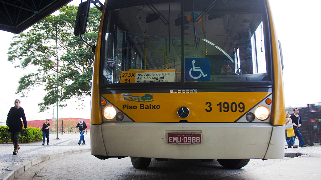 Frota de ônibus da ECOFROTA da SPTrans circulando por teminal