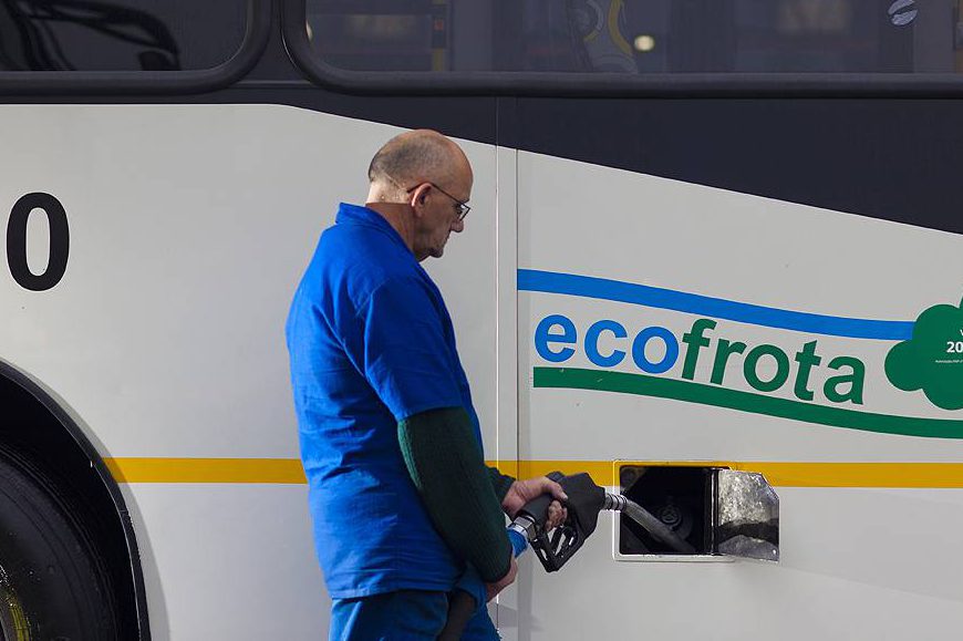 Frota de ônibus da ECOFROTA da SPTrans abastecendo com bomba de biodiesel