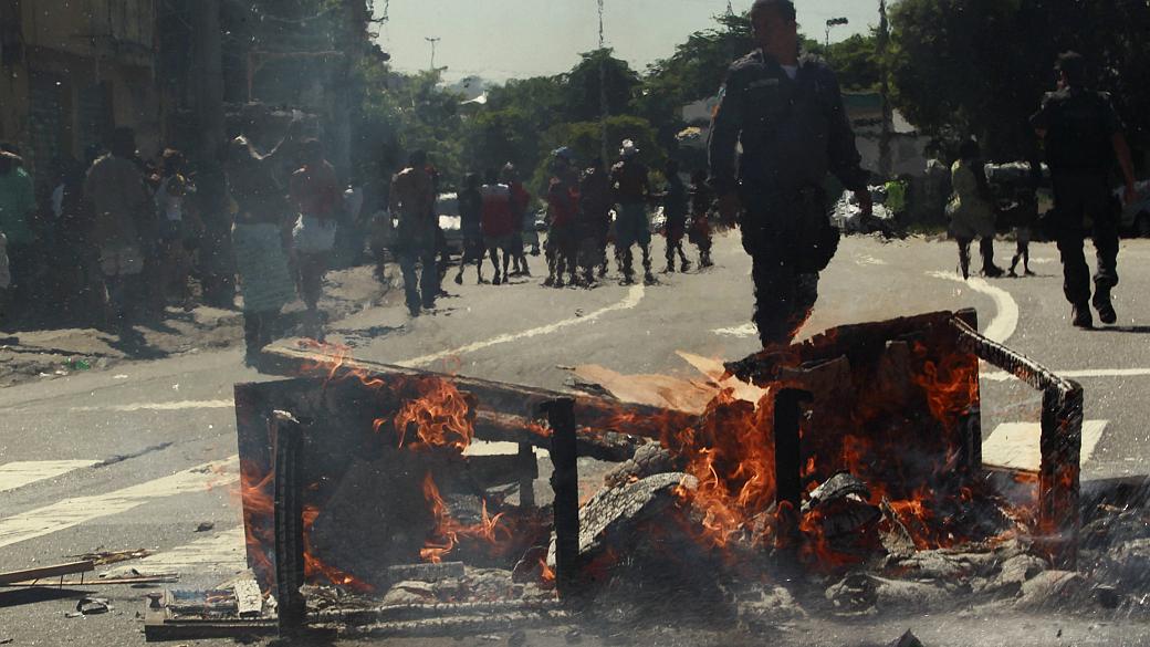 Rio: manifestantes atearam fogo em objetos e bloquearam a Radial Oeste