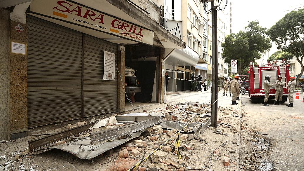 Rio: marquise de sobrado comercial desaba em Copacabana