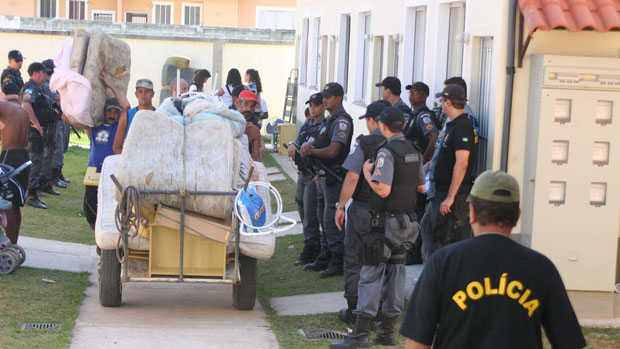 Policiais do Rio desocupam imóveis do projeto 'Minha Casa Minha Vida' que haviam sido tomados por milicianos