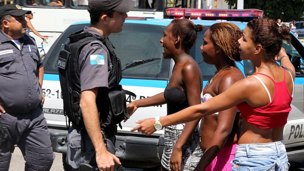 Rio: moradores da Mangueira enfrentam policiais em novo protesto