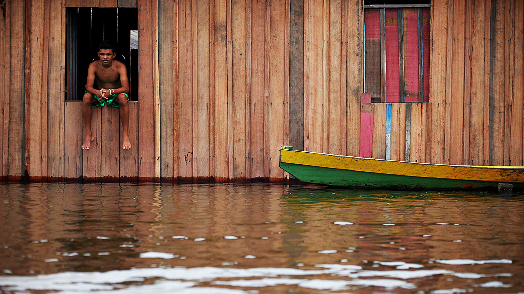 O rio Negro atingiu na manhã de hoje a marca de 29,78m, batendo o recorde da cheia história de 2009, quando foi registrado 29,77 m. É a maior cheia em 110 anos, desde quando começou a ser feita a medição no porto de Manaus, em 1902