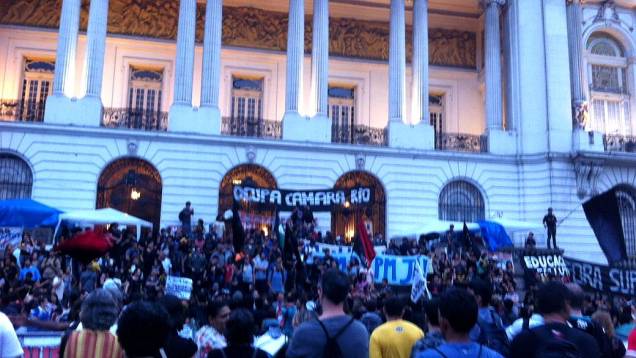 Rio: novo protesto de professores se concentra em frente à Câmara