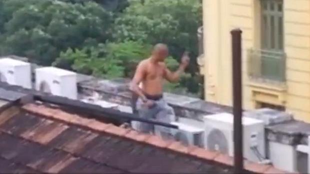 Rio: PM é flagrado atirando pedras em manifestantes de cima de um telhado