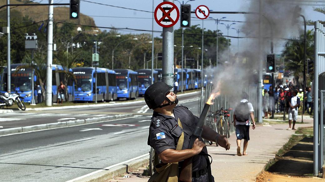 Rio: PM usa balas de borracha para liberar protesto no BRT