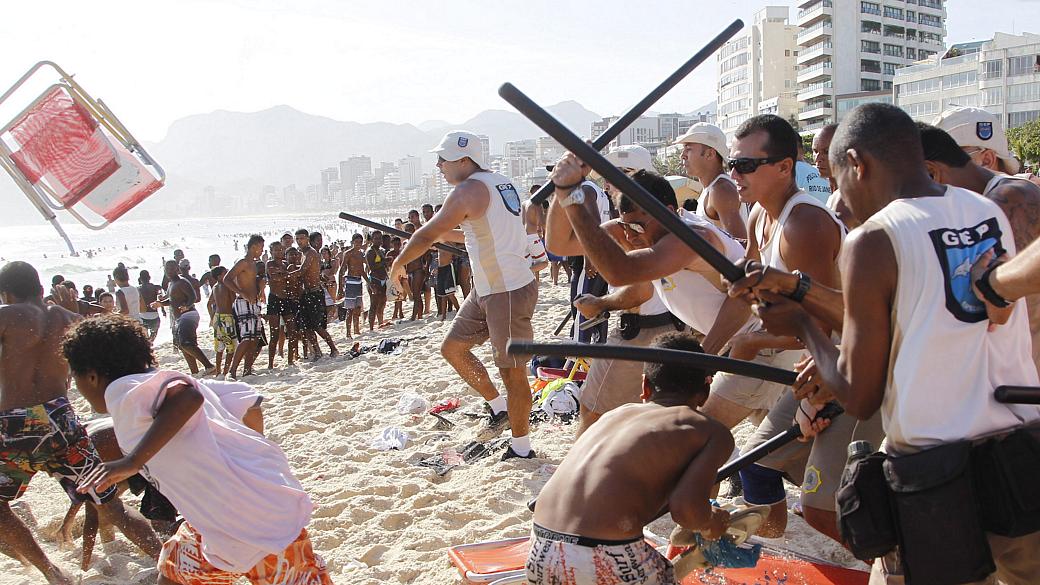 Rio: PMs e guardas municipais reprimem tumulto na praia do Arpoador
