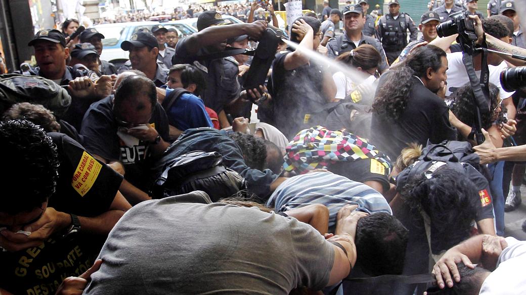 Policial militar jogou spray de pimenta contra professores que protestavam