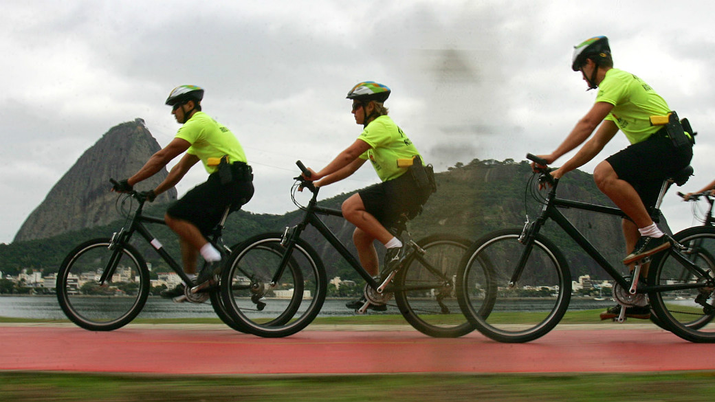 Policiais de bicicleta no Parque do Flamengo, com o Pão de Açúcar ao fundo: meta é ampliar o patrulhamento com PMs pedalando