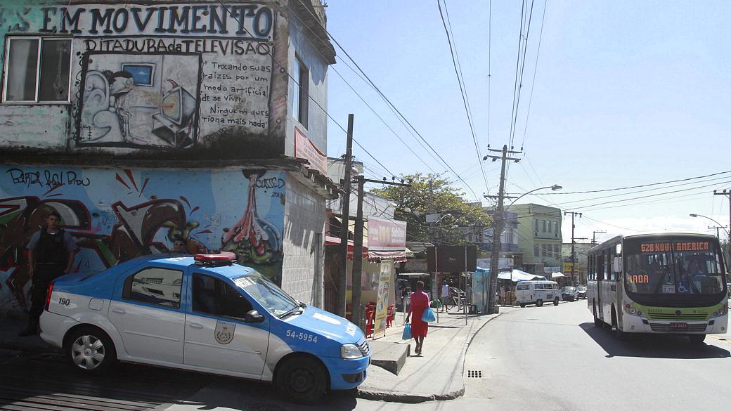Rio: policiamento reforçado em uma das entradas da favela Nova Brasília, no Complexo do Alemão