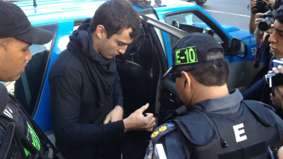 Um manifestante é revistado por policiais militares no centro do Rio, onde acontecem os protestos de 7 de Setembro