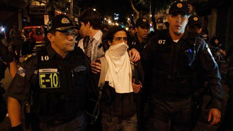 Rio: Protesto no Centro terminou em mais um confronto entre manifestantes e polícia nesta segunda (19/8)