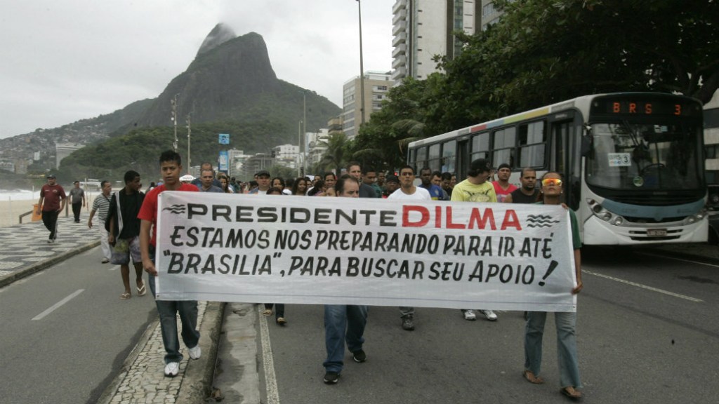 Manifestantes ocupam uma das pistas da orla do Leblon, no Rio, no primeiro dia de proibição da circulação de kombis e vans