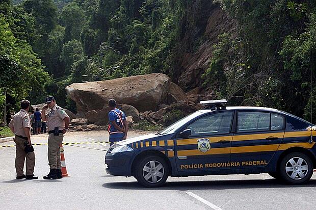 A rocha de 80 toneladas que interrompe o tráfego na Rio-Santos