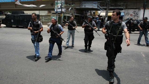 Policiais na favela Jacarezinho, no Rio de Janeiro