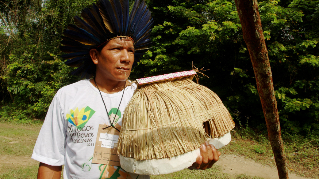 Índios da nação Kaiamurá mostram modelo de oca que será reproduzido no Rio, para a Rio+20