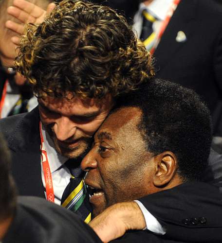 O tenista Gustavo Kuerten e Pelé comemoram a escolha do Rio como sede da Olimpíada de 2016