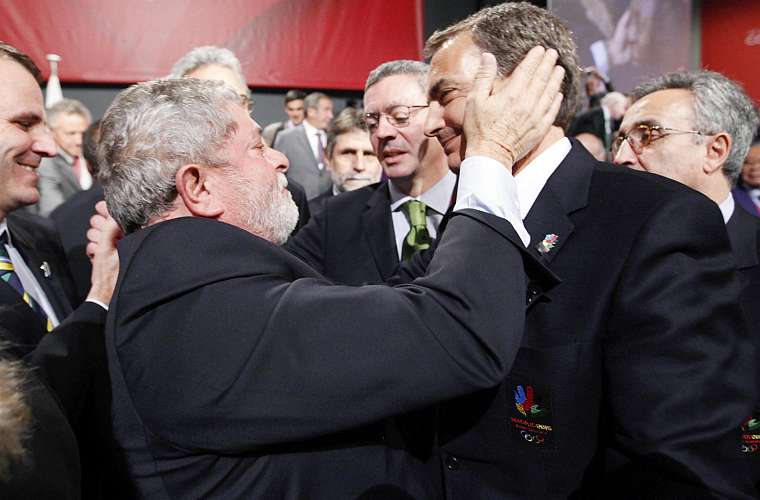 Lula recebe os cumprimentos do primeiro-ministro da Espanha, José Luis Rodríguez Zapatero.