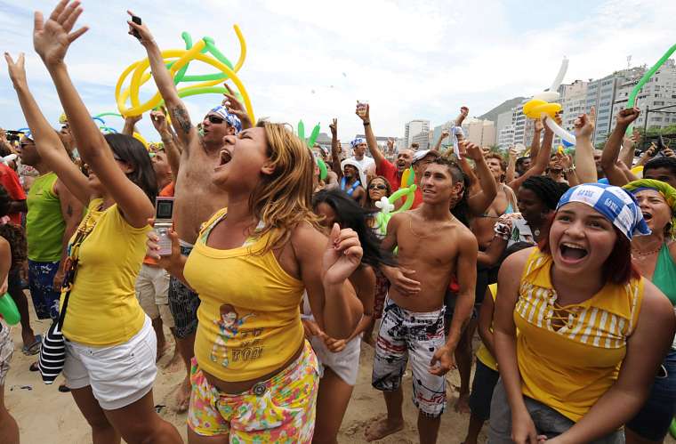 Os cariocas aproveitaram o dia de sol e calor para festejar na praia.