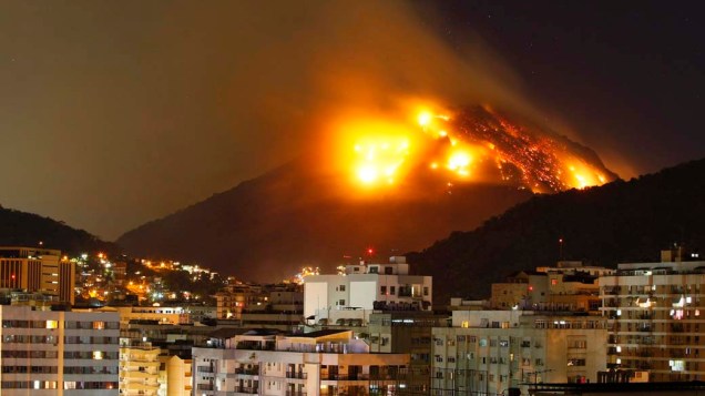 No último domingo, um incêndio tomou conta do Morro dos Cabritos, no Rio de Janeiro