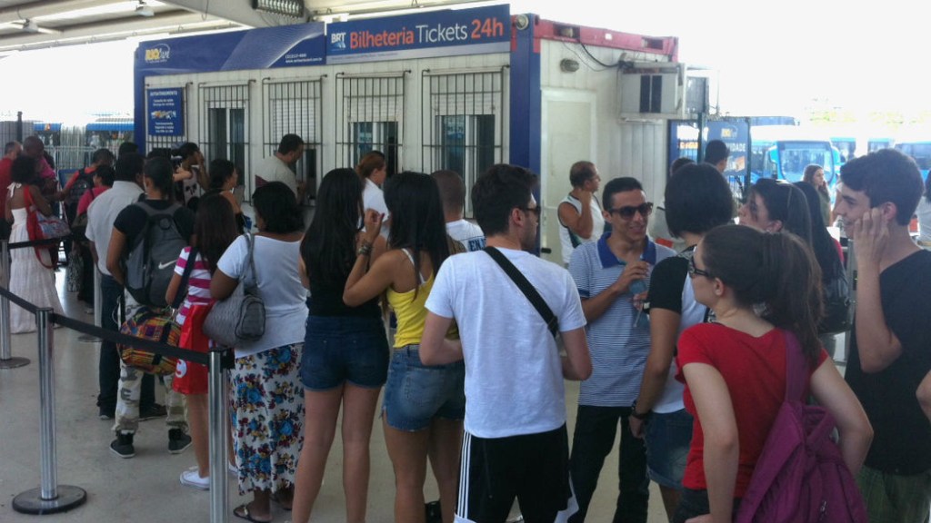 Rock in Rio: Fila para a compra de bilhetes para os ônibus especiais no terminal Alvorada, na Barra da Tijuca