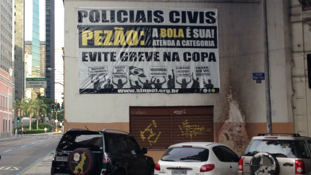 Outdoor fixado em frente ao prédio chefia de Polícia, no Centro do Rio, anuncia a possibilidade de greve