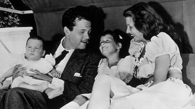 O cineasta Orson Welles foi o segundo marido da atriz com quem teve uma filha, Rebecca