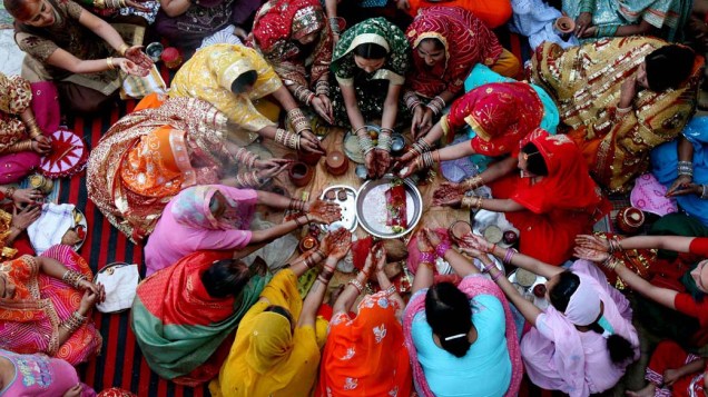 Ritual do festival hindu Karva Chauth em Siligurim, na Índia, no qual mulheres pedem proteção, prosperidade e longevidade para seus cônjuges