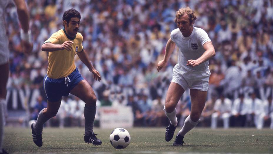 Rivellino, do Brasil, e Bobby Moore, da Inglaterra, no jogo entre as seleções na Copa de 1970, no Estádio Jalisco