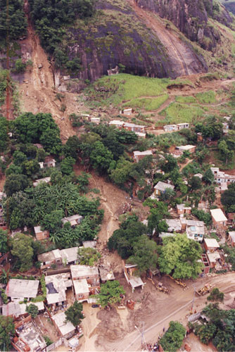 Deslizamento na favela Sítio do Pai João, em Itanhangá, na zona oeste, em 1996.