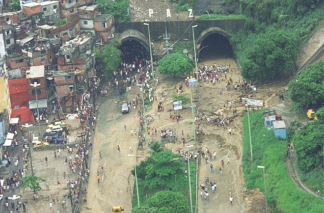 A forte chuva interditou o túnel dos Dois Irmãos, também em 1996.