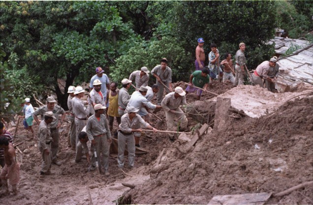 Bombeiros trabalham no resgate de vítimas do deslizamento no Morro do Vidigal, em 1996.
