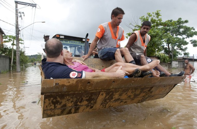 O temporal que atingiu a Baixada Fluminense deixou mais de 400 pessoas desabrigadas.