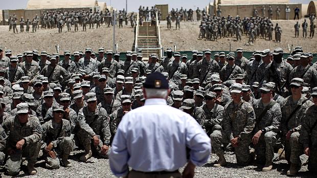 O secretário de Defesa, Robert Gates, fala com a tropa americana no Afeganistão